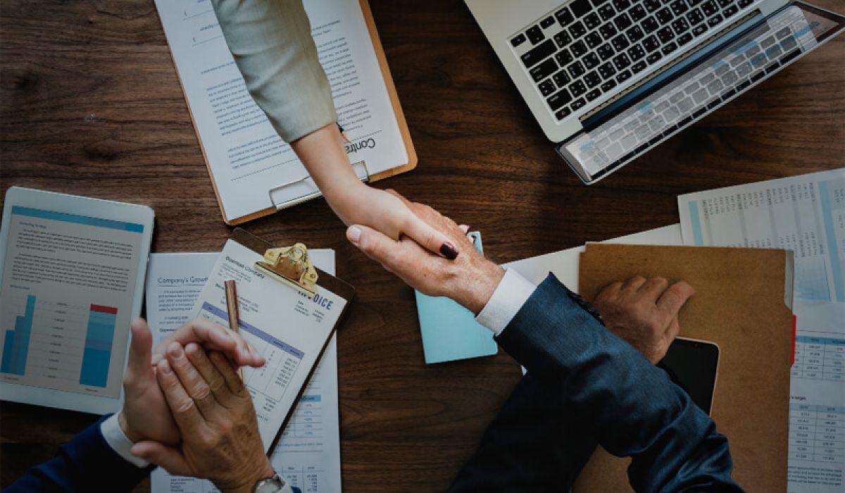 2 business people shaking hands