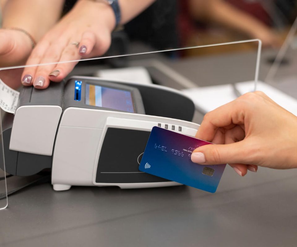 Person paying with its credit card